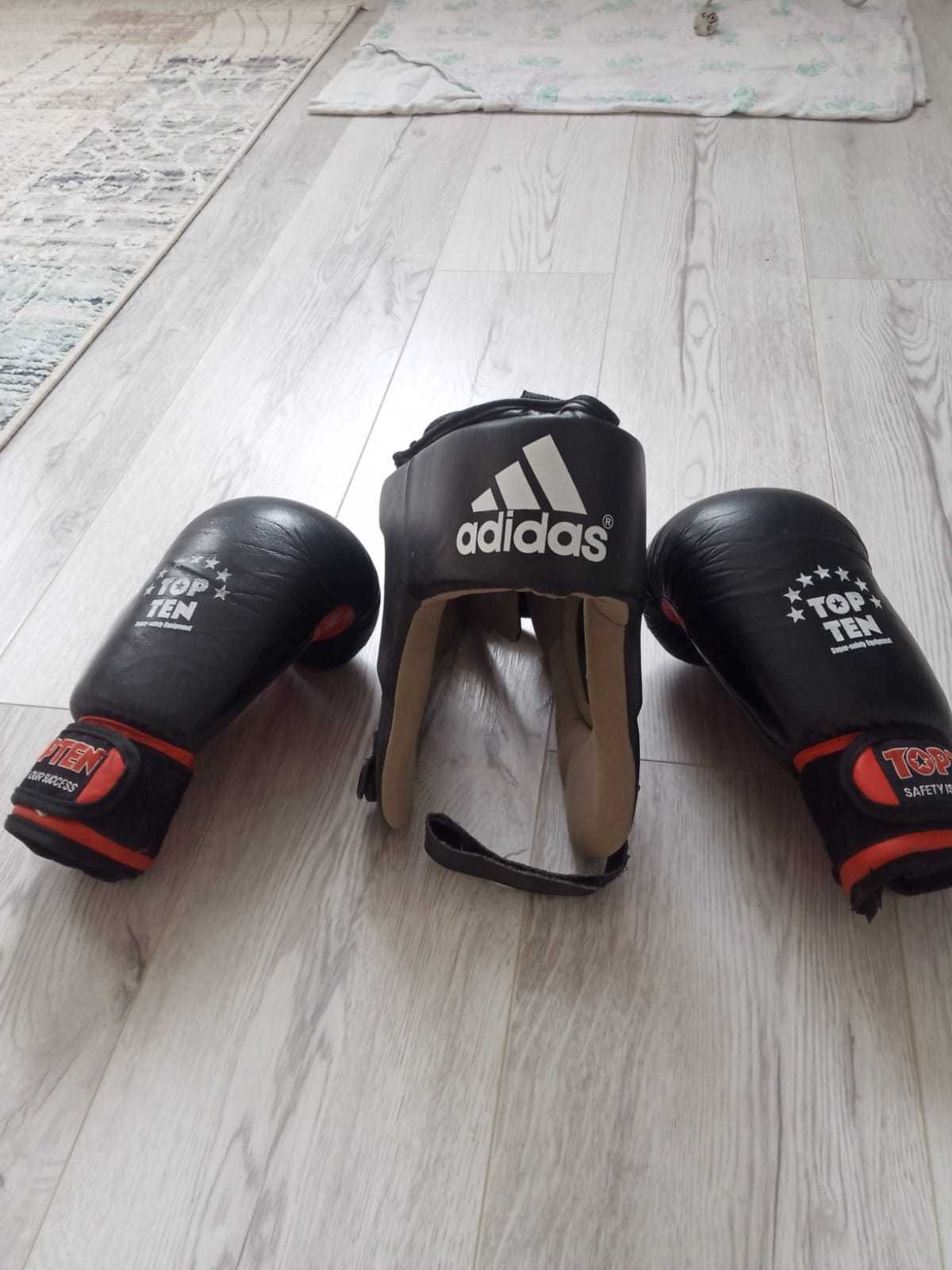 Боксерский шлем и перчатки