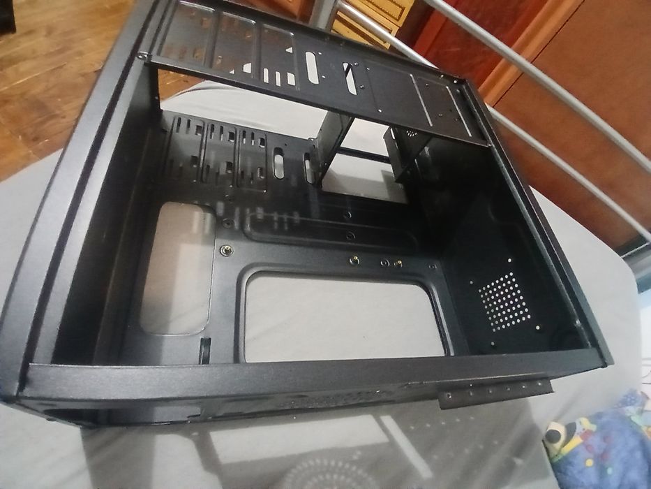 Carcasa pc  in stare bună