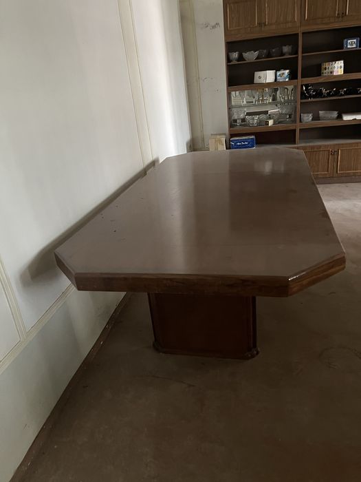 Стол сотилади сифати аъло. Жуда мустаҳкам, устки қисми олинади. Қирилг