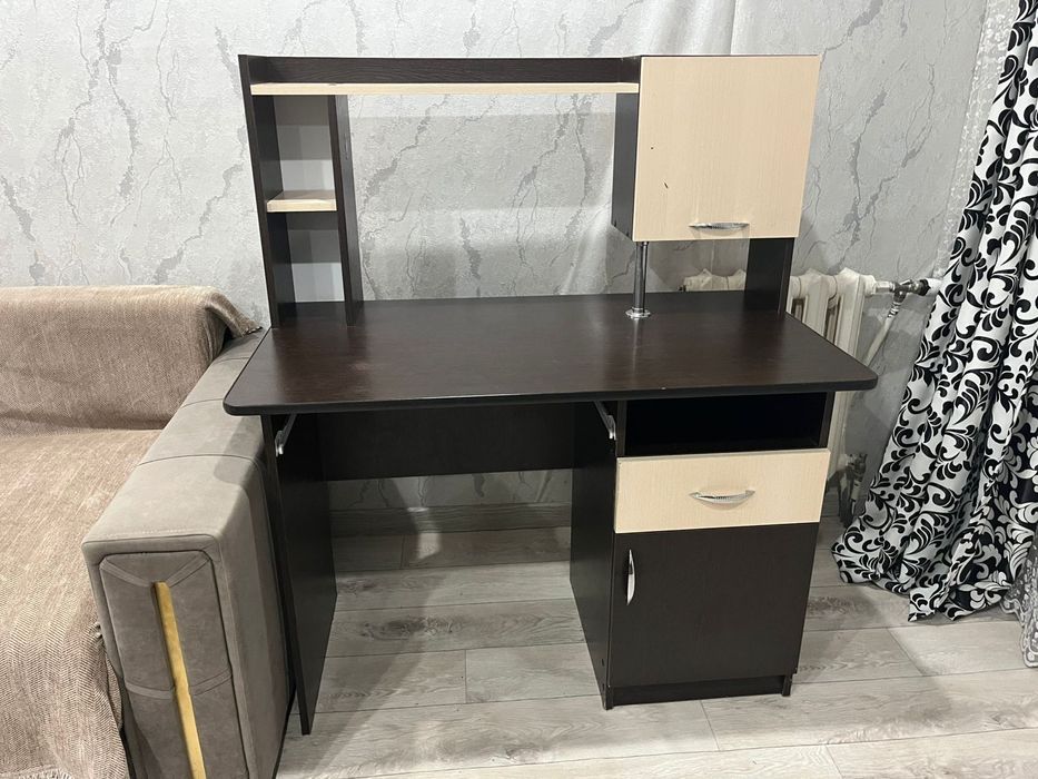Продаётся компьютерный стол.