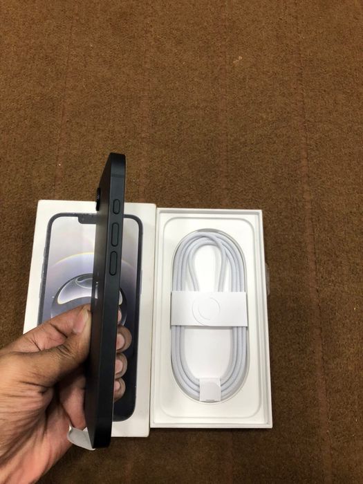 iPhone 16 E Nou cu 100% Bateria