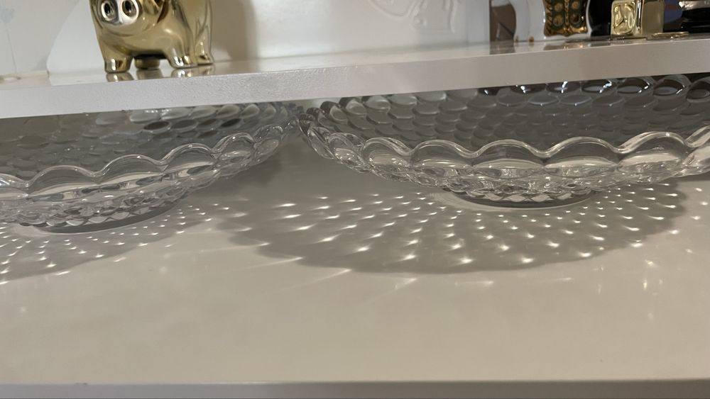 Продам две вазы из литого стекла