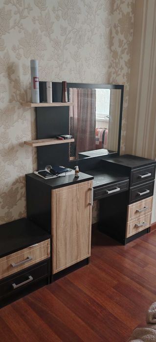 Продам тумбочки и туалетный столик