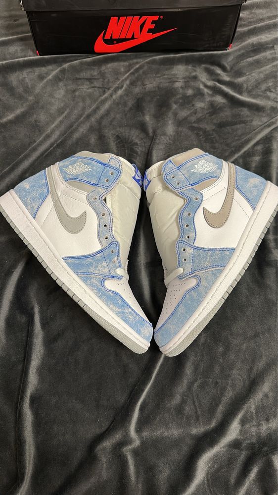 Air Jordan 1 Retro Hyper Royal (size 36/41/42)