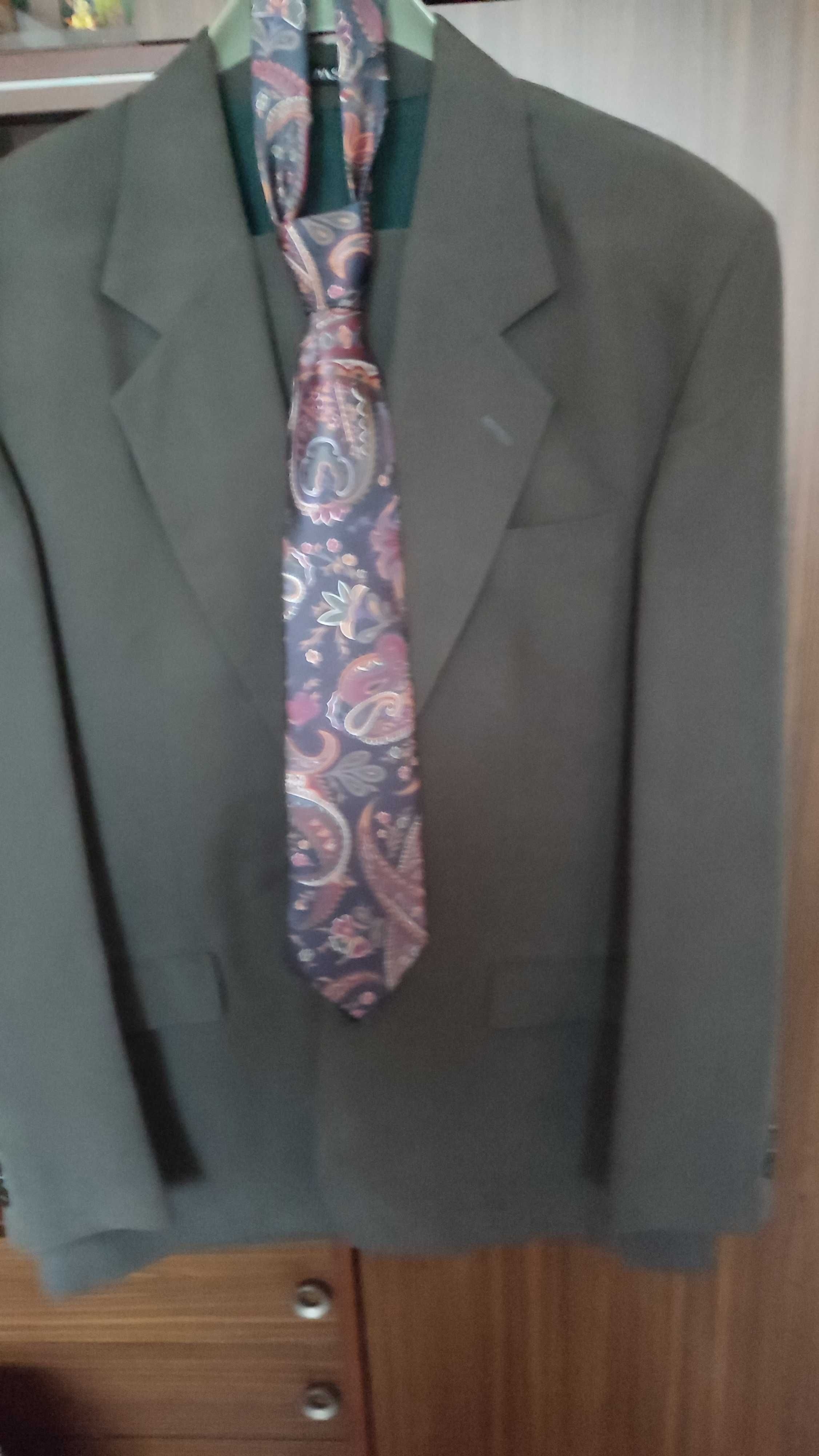Мъжки костюм с вратовръзка - официален.