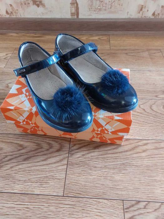 Продам школьные туфли на девочку