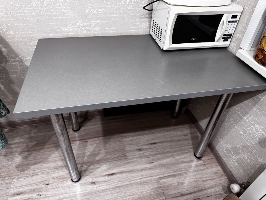 Стол кухонный в хорошем состоянии/кухонная мебель/ мебель на кухню////