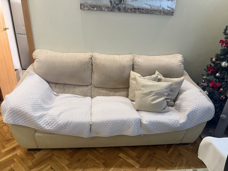 Холен бежов дивам