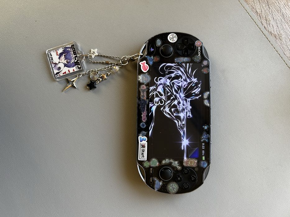 Продаю PS VITA с памятью на 64гб