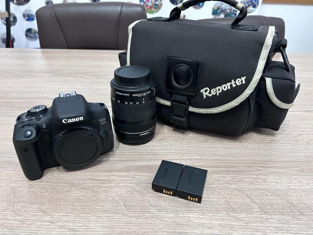 Vând aparat foto Canon 750D obiectiv corp geanta și card de memorie