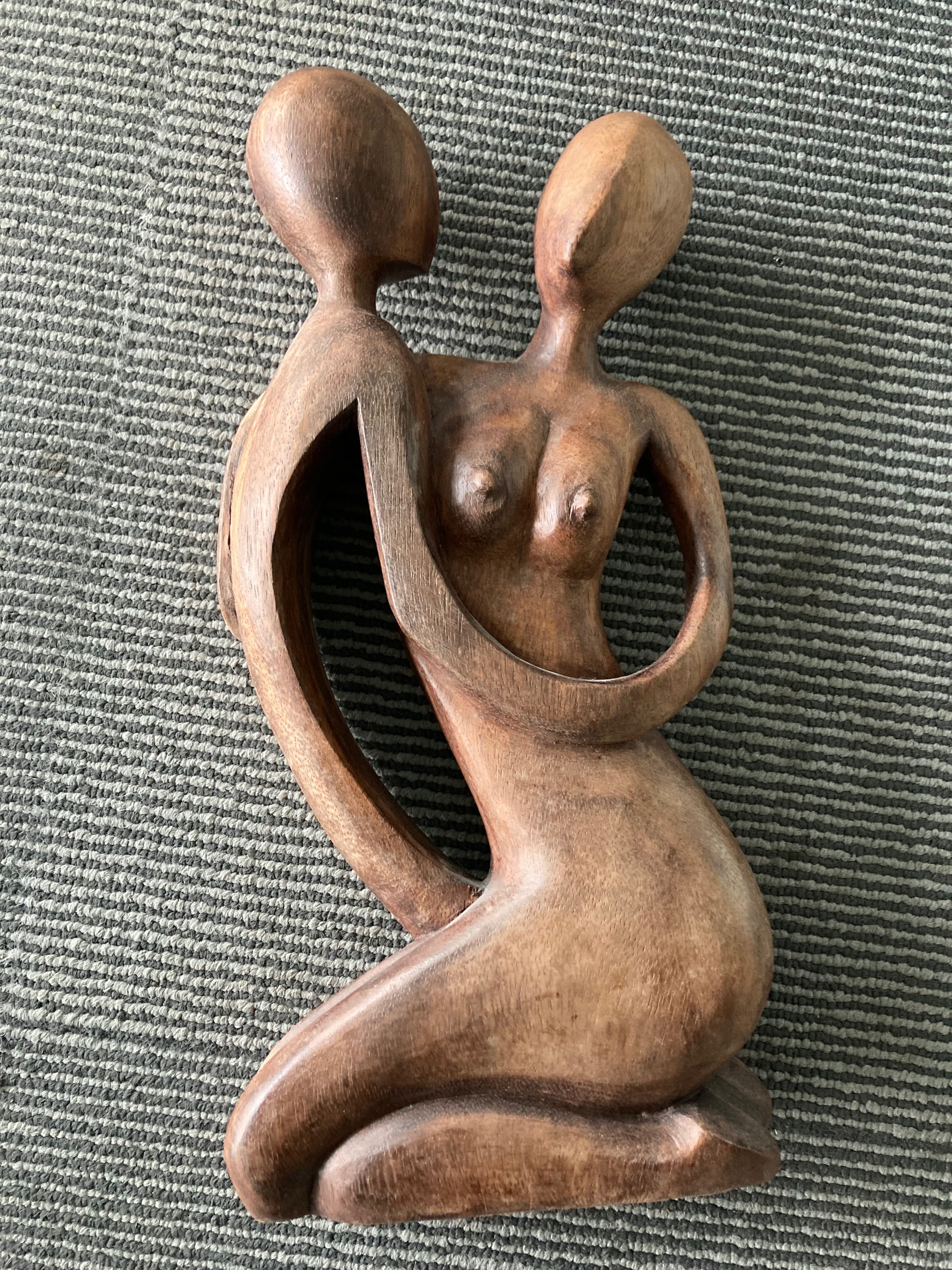 Ръчно изработена дървена фигура на мъж и жена