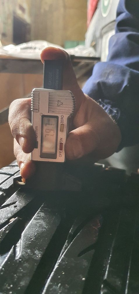 Гуми 4бр 215/60/17 - 1бр  - 95лв