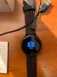 Smartwatch cu cablu de încărcare