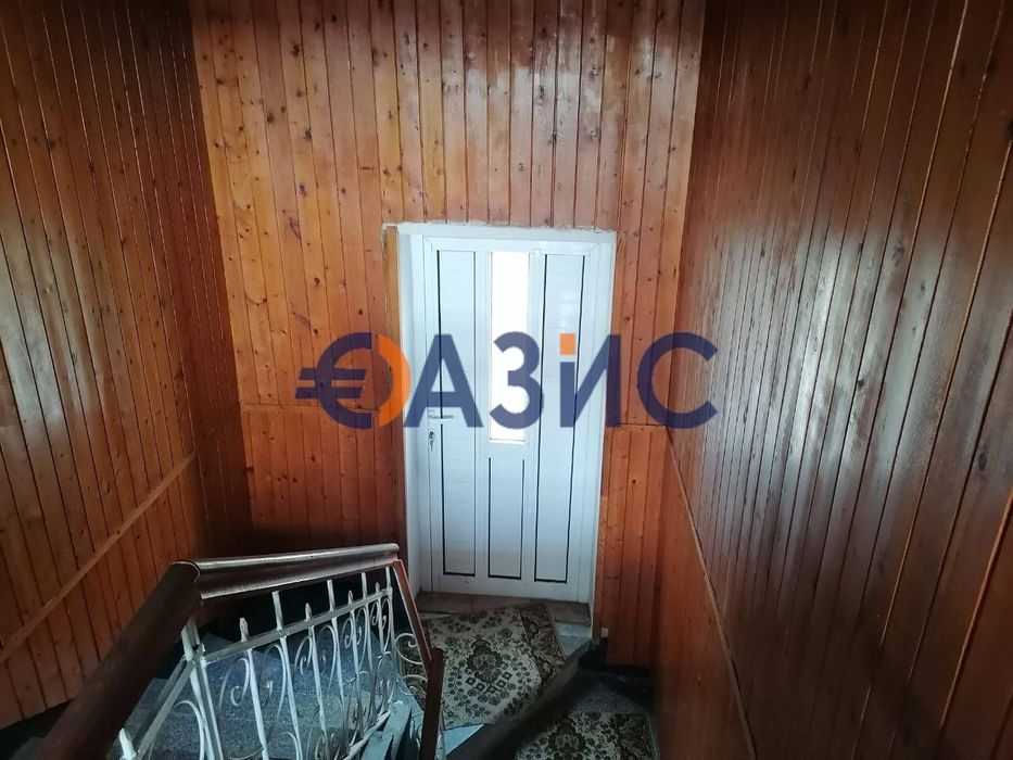 Къща на 3 етажа 252 кв. м.+двор 690 кв. м.+два гаража,център Свети