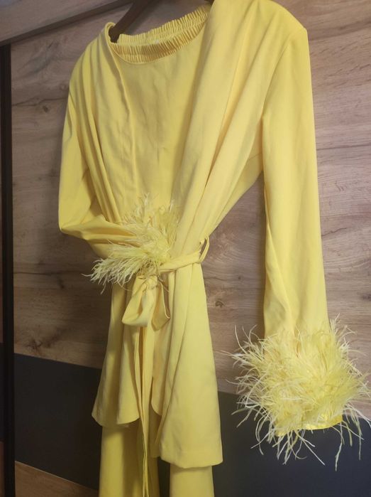 Костюм нов  размер Л но става и за М.