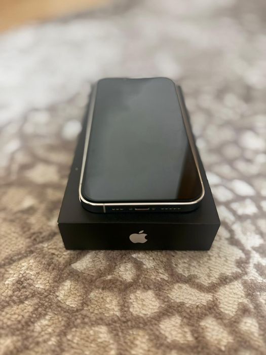 Vand iPhone 13 Pro, impecabil, cutie, încărcător + huse
