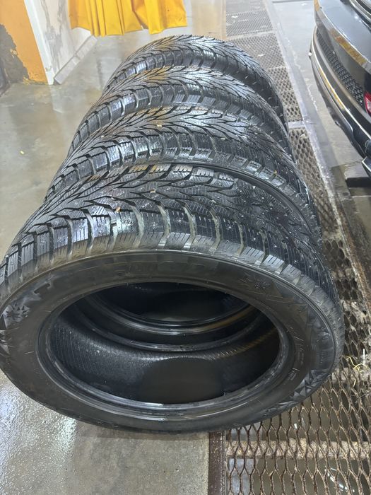 Зимняя шипованная шина в комплекте. 255/55-20