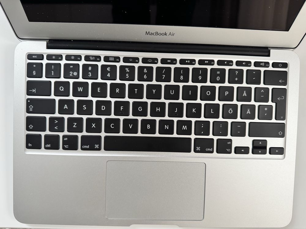 Macbook 11”  2015 a1465 i5 4gb ram ssd 120