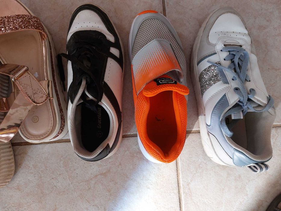 Vând încălțăminte sport