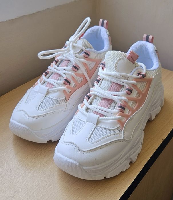 Чисто нови бели дамски маратонки