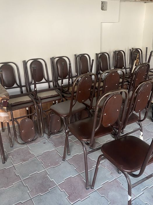 Стол и стулья продаётся