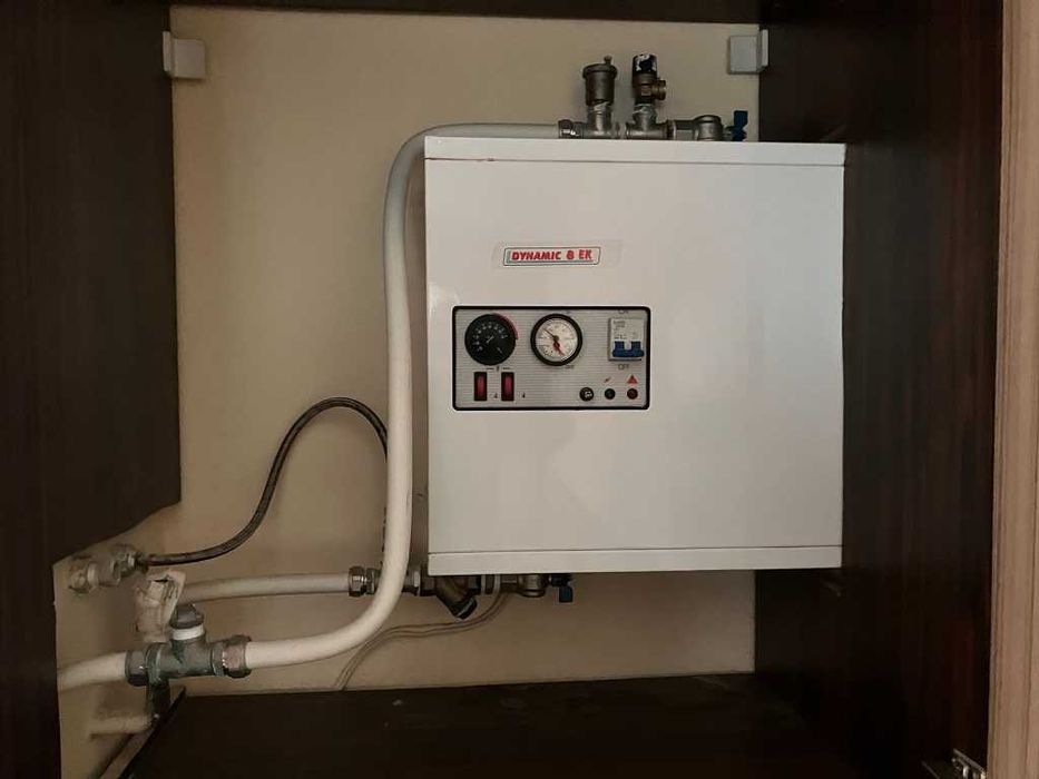 Продавам обзаведен тристаен апартамент