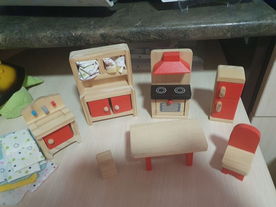 Дървена къща за кукли + мебели + куклите