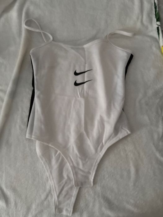 Vând costume de baie și articole pentru plajă.