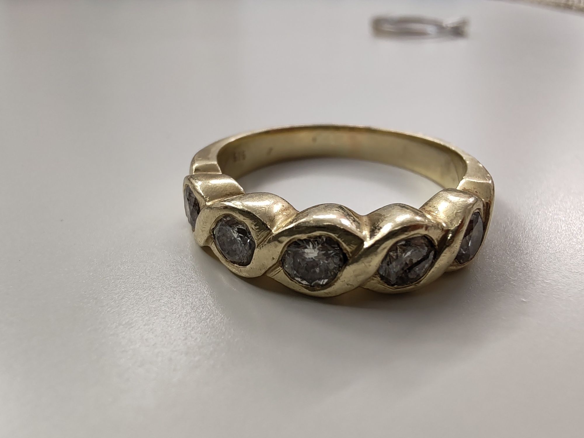 Inel 14k cu 5 diamant dintre care 2 crăpate Gr 4,87 aproximativ 0,4 Ct