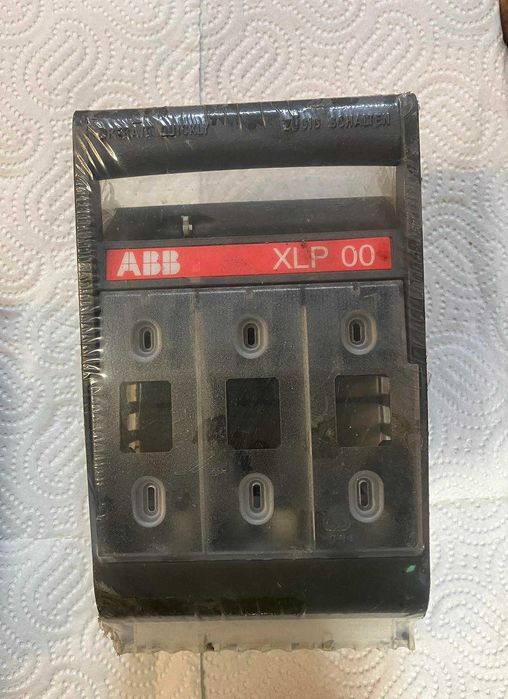 Разединител със стопяеми предпазители ABB XLP000 и XLP00