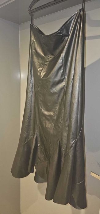 Чисто нова черна дълга лъскава кожена пола, размер "L"