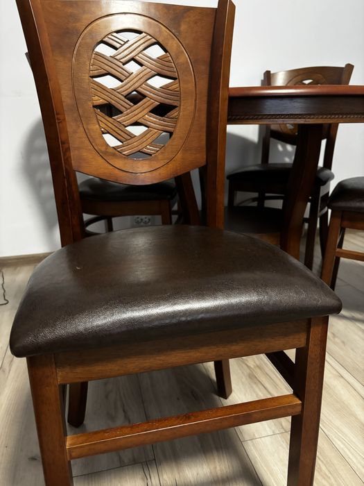 Masa cu 4 scaune din lemn masiv