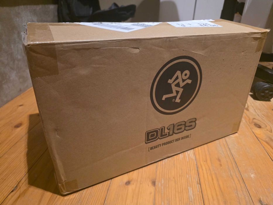 Миксер Mackie DL16S