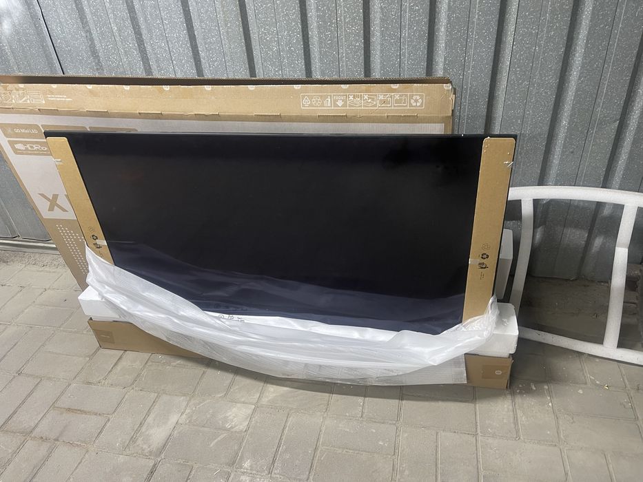 Телевизор LG на запчасти сломаный  приежайте сами