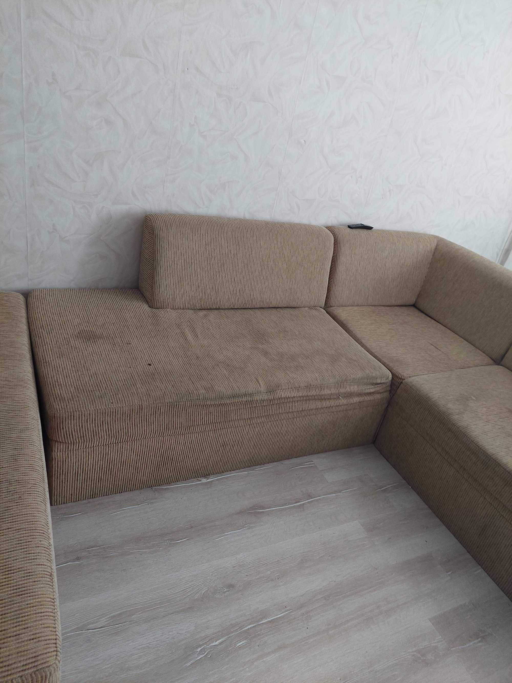 Диван бежов  215/240