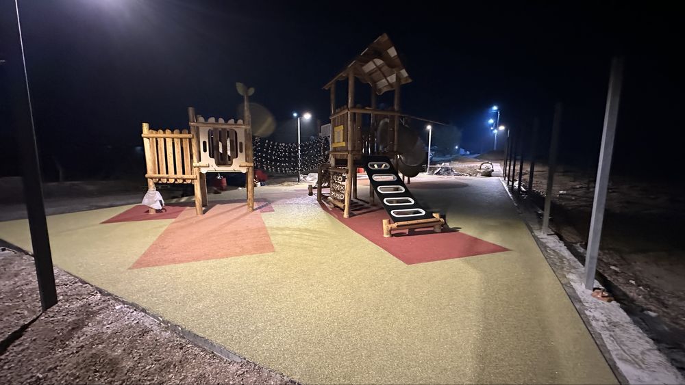 Монтаж ризиновой крошки ( тартановое покритие)