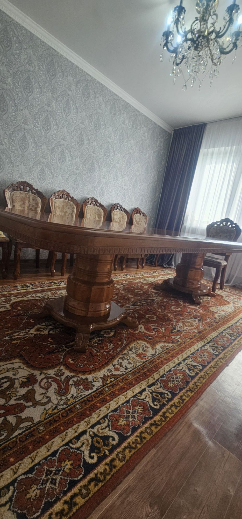 Гостиной стол и стулья