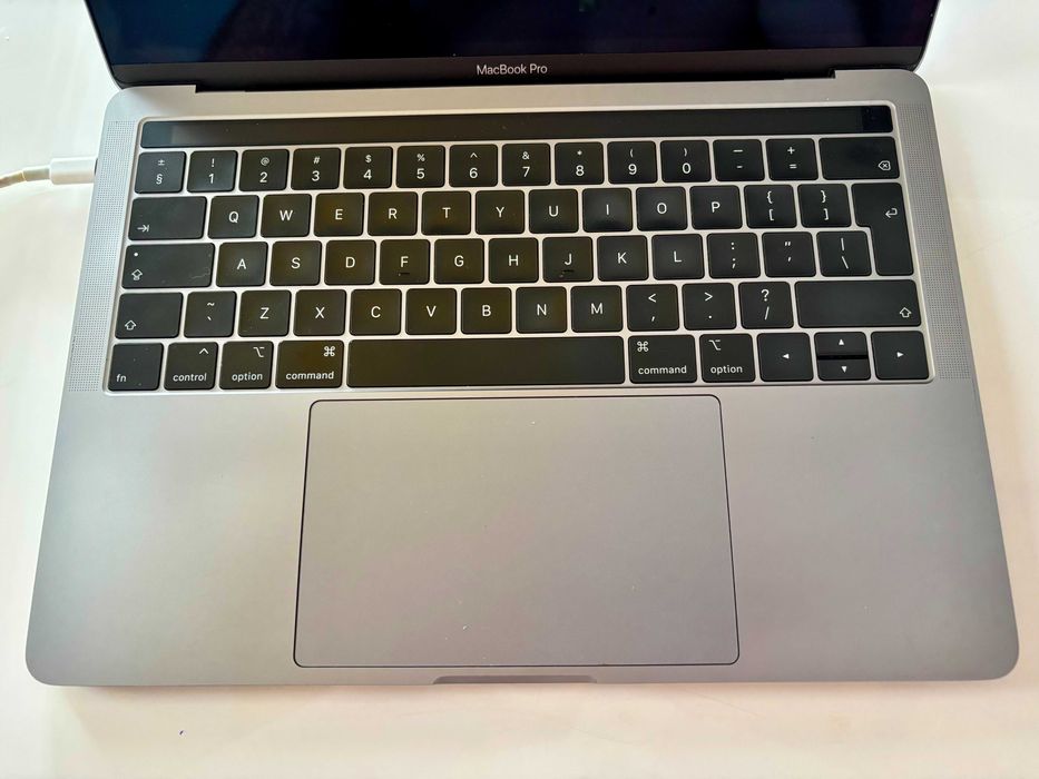 MacBook Pro 13 touchbar, 16GB, i7, 256GB