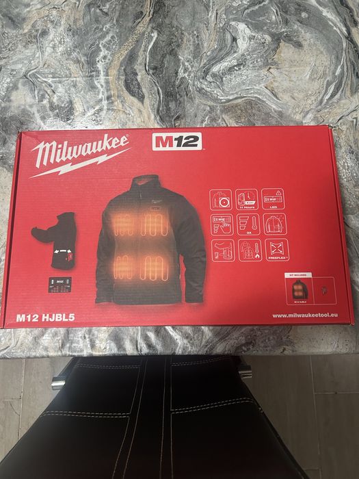 Vand geaca incalzita Milwaukke cu incarcator si acumulator. Produs nou