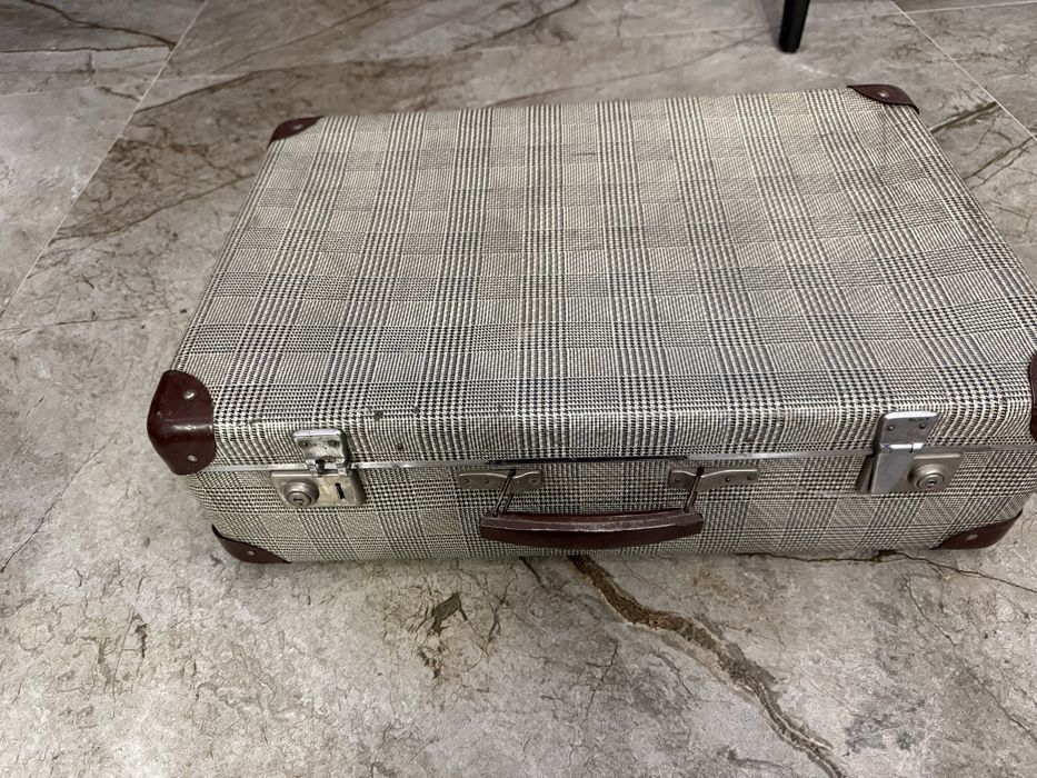 Стар,дървен куфар,цена 25 лв.