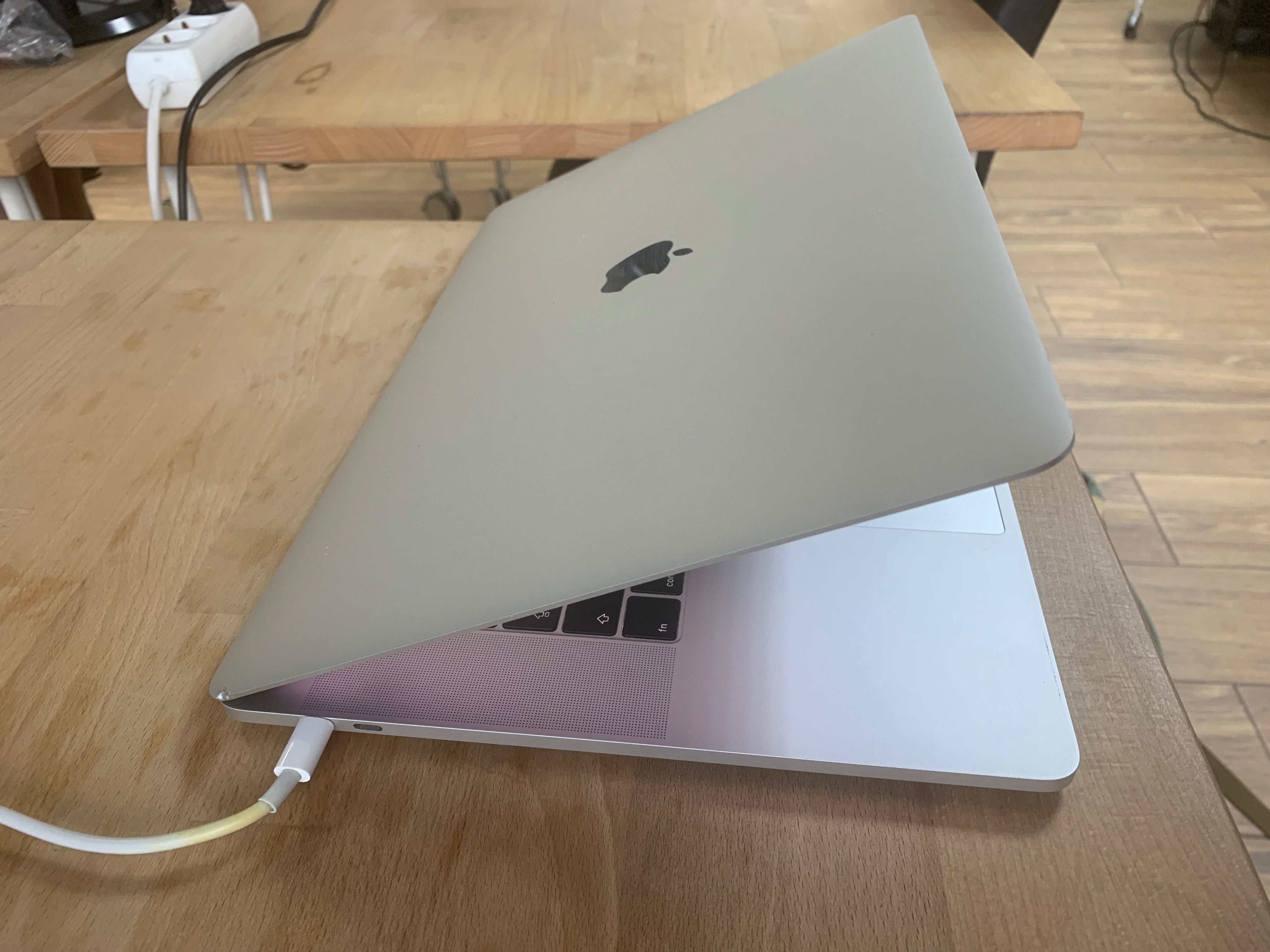 Macbook Pro 15" 2016, TouchBar, 2.6 Ghz i7, 16 GB DDR3