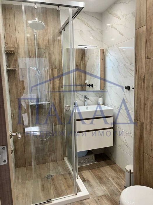 Луксозно обзаведен тристаен апартамент до Терапията!