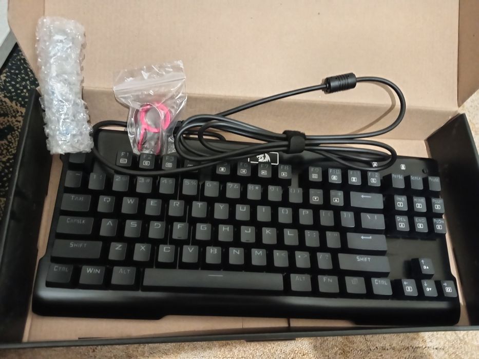 Продавам  клавиатура Visnu и мишка Storm.