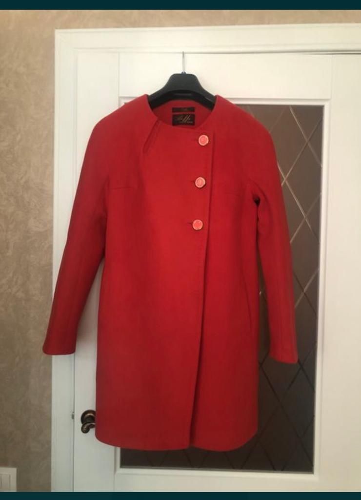 Пальто красное, осень-весна