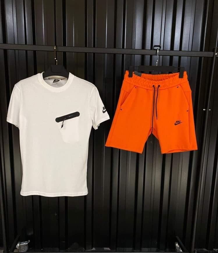 Мъжки къси екипи Nike.