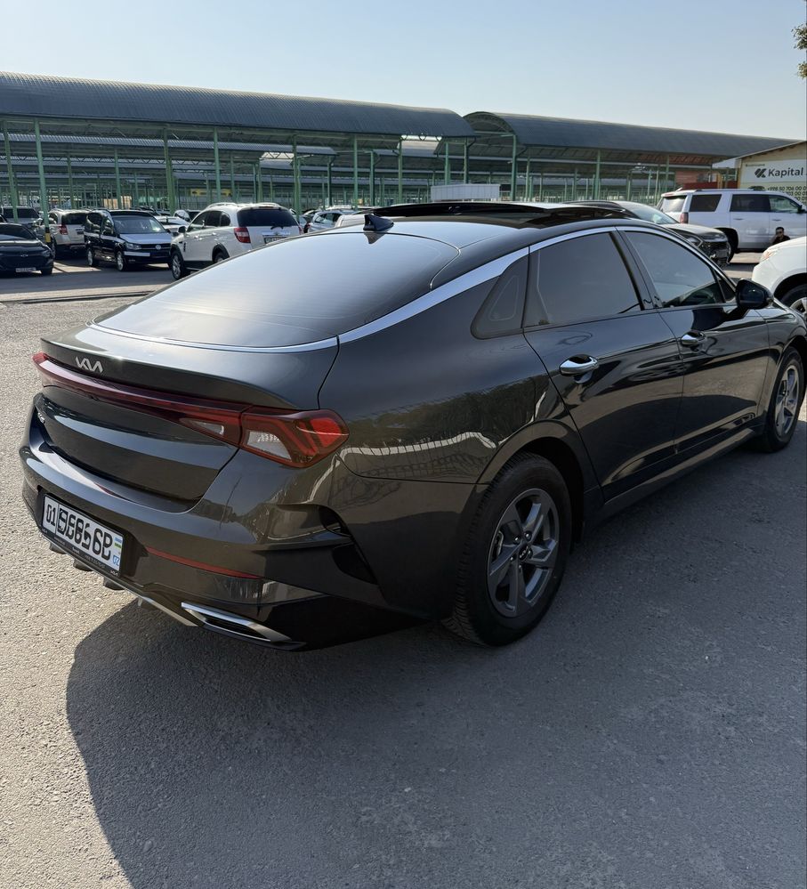 Kia K5 2022 с понарамной крышей