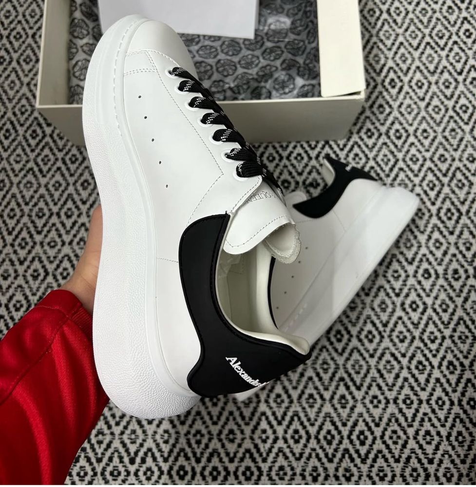 Alexander McQueen,noi in cutie cu toate accesoriile