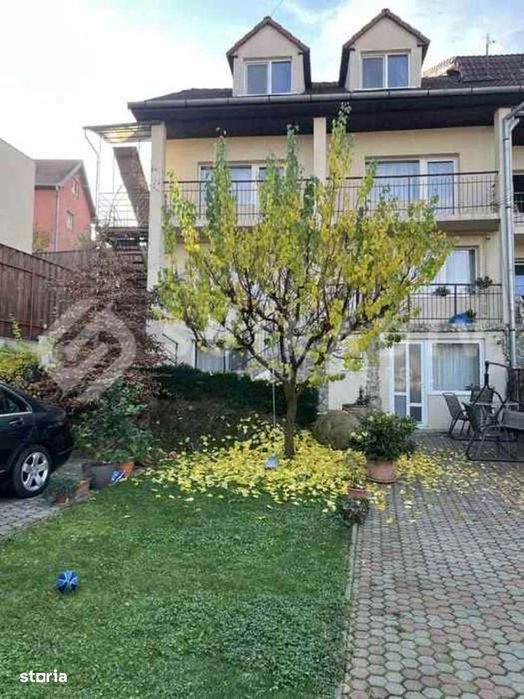 Casă spațioasă cu 4 dormitoare, curte și parcare – zona centrală