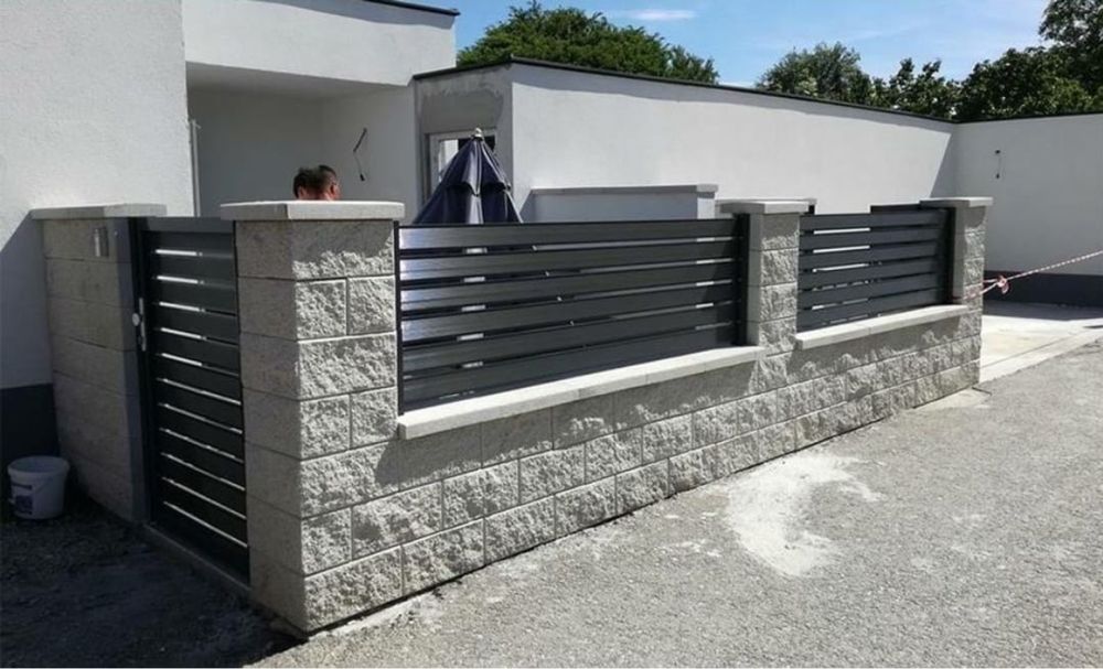 Gard. Din sipca metalica plasa bordurata.