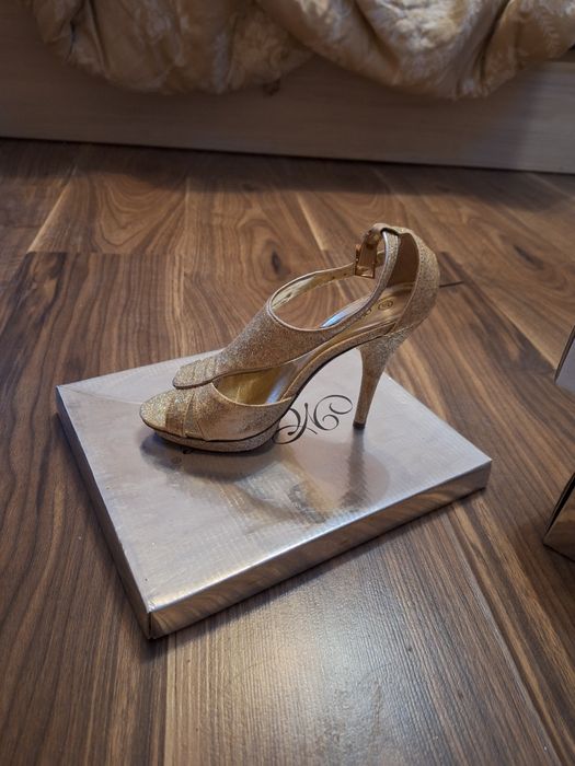 Златисти Обувки на Ток